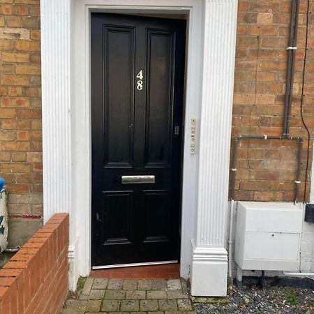 Pass The Keys Newly Renovated 2 Bedroom Apartment And Free Parking Scarborough Exterior foto