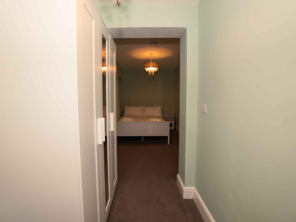 Pass The Keys Newly Renovated 2 Bedroom Apartment And Free Parking Scarborough Exterior foto