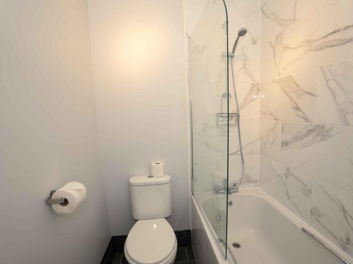 Pass The Keys Newly Renovated 2 Bedroom Apartment And Free Parking Scarborough Exterior foto
